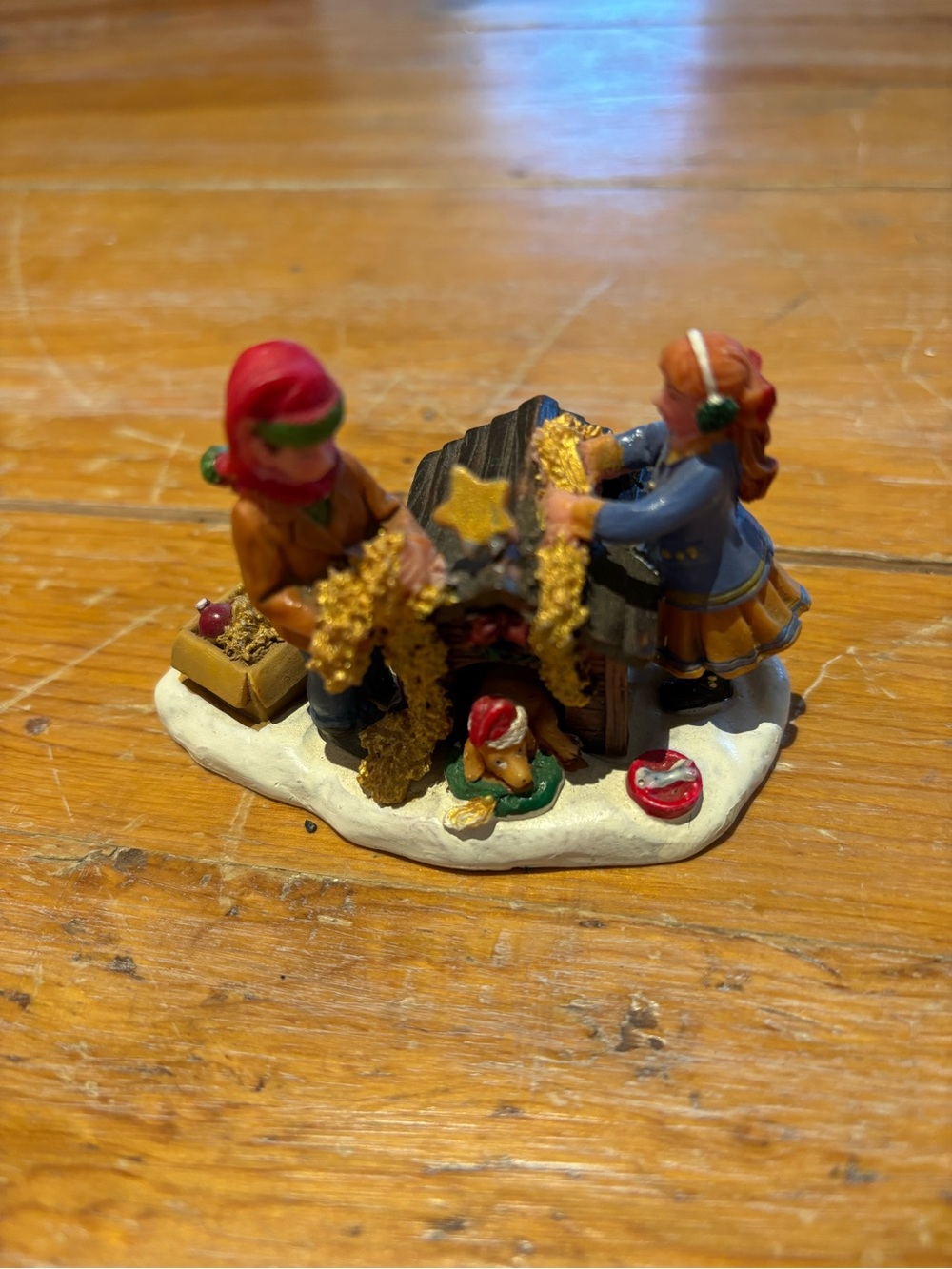 2005 Lemax Village Collection Decorate the Doghouse